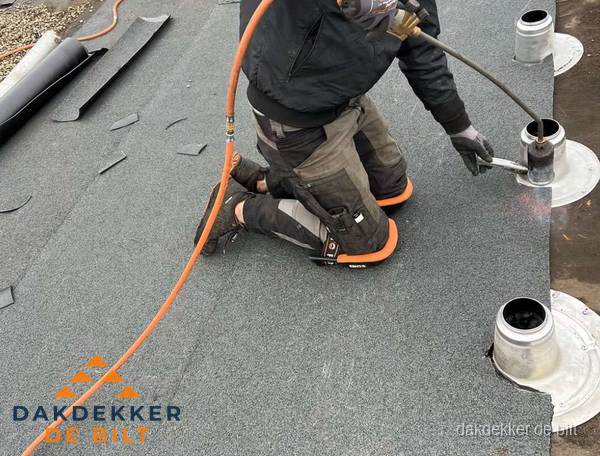 Dakdekker repareert bitumen dakleer bij dakdoorvoer in De Bilt Dakdekker repareert bitumen dakleer bij dakdoorvoer in De Bilt
