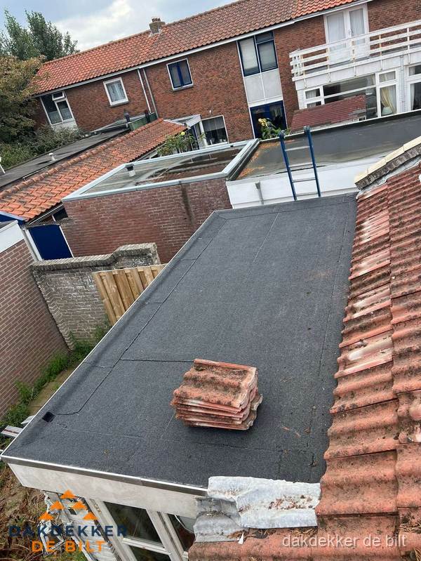 Aanbouw plat dak met reservepannen voor dakpannen vervangen in De Bilt Aanbouw plat dak met reservepannen voor dakpannen vervangen in De Bilt