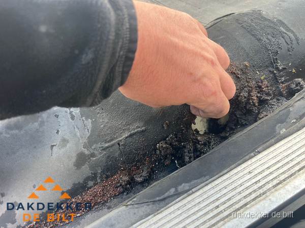 Schade aan bitumen dakbedekking op plat dak in De Bilt Schade aan bitumen dakbedekking op plat dak in De Bilt
