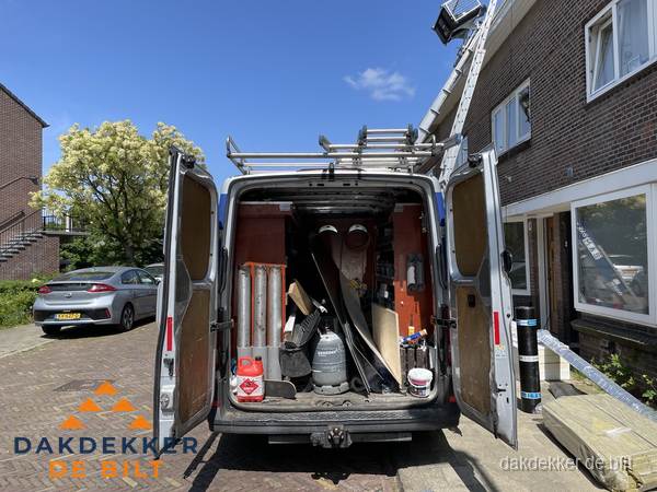Spoed dakdekker bus met gereedschap en ladder bij woning in De Bilt Spoed dakdekker bus met gereedschap en ladder bij woning in De Bilt
