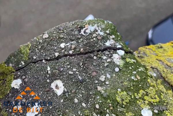Beschadigde en verweerde nokvorst met scheuren en mos in De Bilt Beschadigde en verweerde nokvorst met scheuren en mos in De Bilt