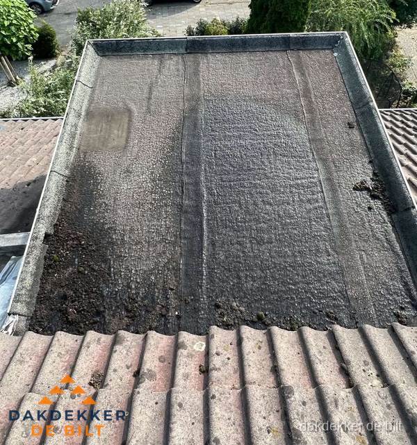 Verouderd plat dak met bitumen en slijtage voor lekkage inspectie in De Bilt Verouderd plat dak met bitumen en slijtage voor lekkage inspectie in De Bilt