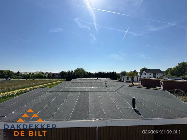 Groot plat dak met bitumen dakbedekking op bedrijfspand in De Bilt Groot plat dak met bitumen dakbedekking op bedrijfspand in De Bilt