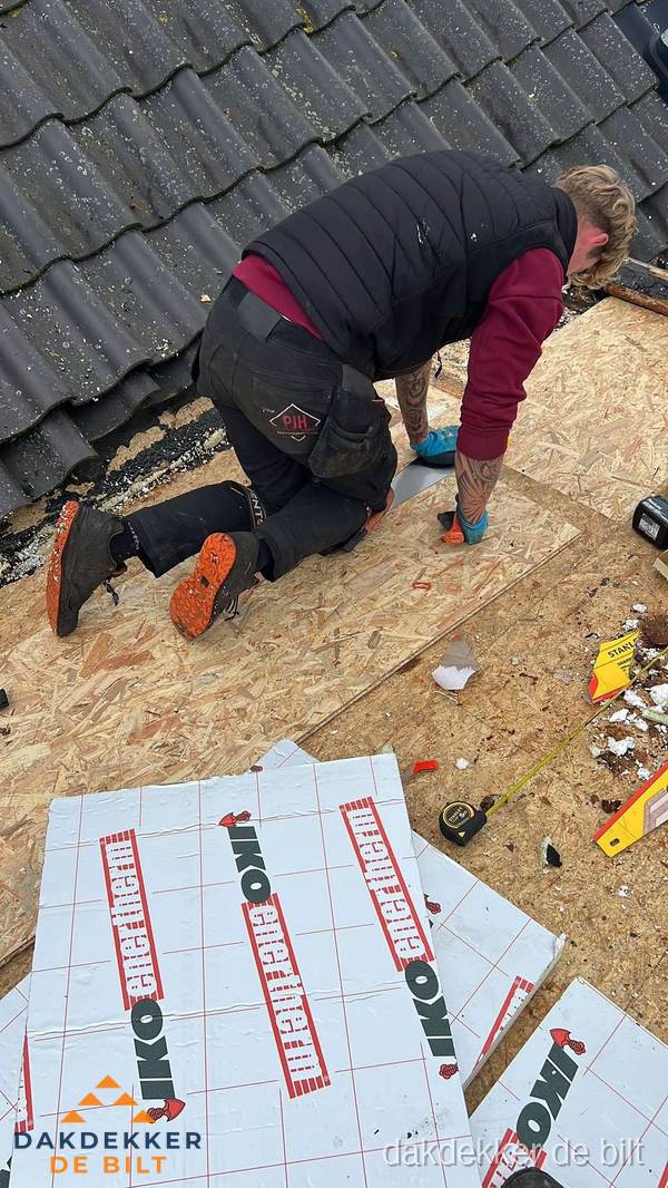 Dakdekker plaatst PIR-isolatieplaten op plat dak in De Bilt Dakdekker plaatst PIR-isolatieplaten op plat dak in De Bilt
