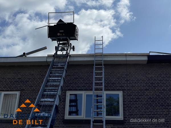 Ladderlift en ladder bij woning voor dakinspectie in De Bilt Ladderlift en ladder bij woning voor dakinspectie in De Bilt