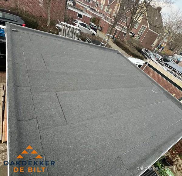 Nieuwe bitumen dakbedekking op plat dak van garage in De Bilt Nieuwe bitumen dakbedekking op plat dak van garage in De Bilt